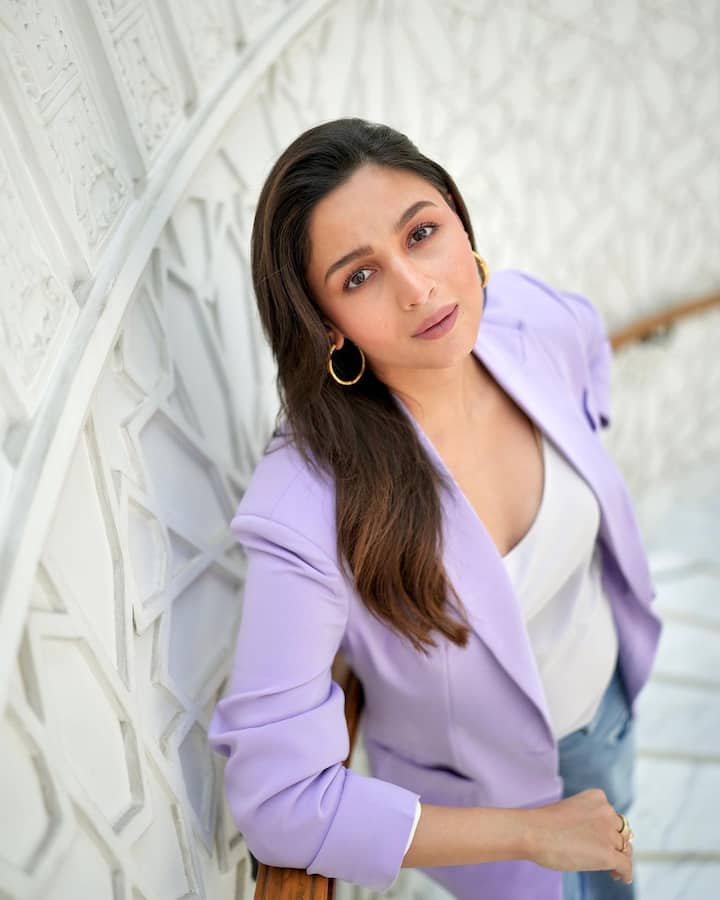 ती प्रत्येक नवीन अपडेटची माहिती चाहत्यांसोबत शेअर करत आहे आणि त्यांना चित्रपट पाहण्यासाठी प्रोत्साहित करत आहे. (फोटो सौजन्य :aliaabhatt/इंस्टाग्राम)