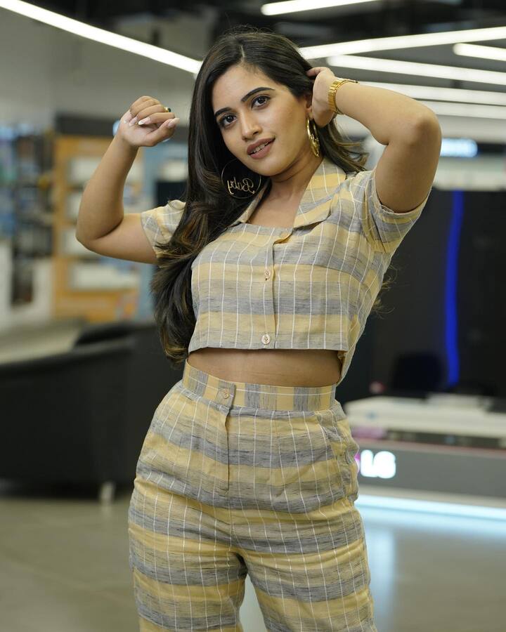 బిగ్ బాస్ తర్వాత పలు ఉత్పత్తులకి ప్రచారకర్తగా చేస్తుంది. Image Credit: Sravanthi Chokarapu/ Instagram