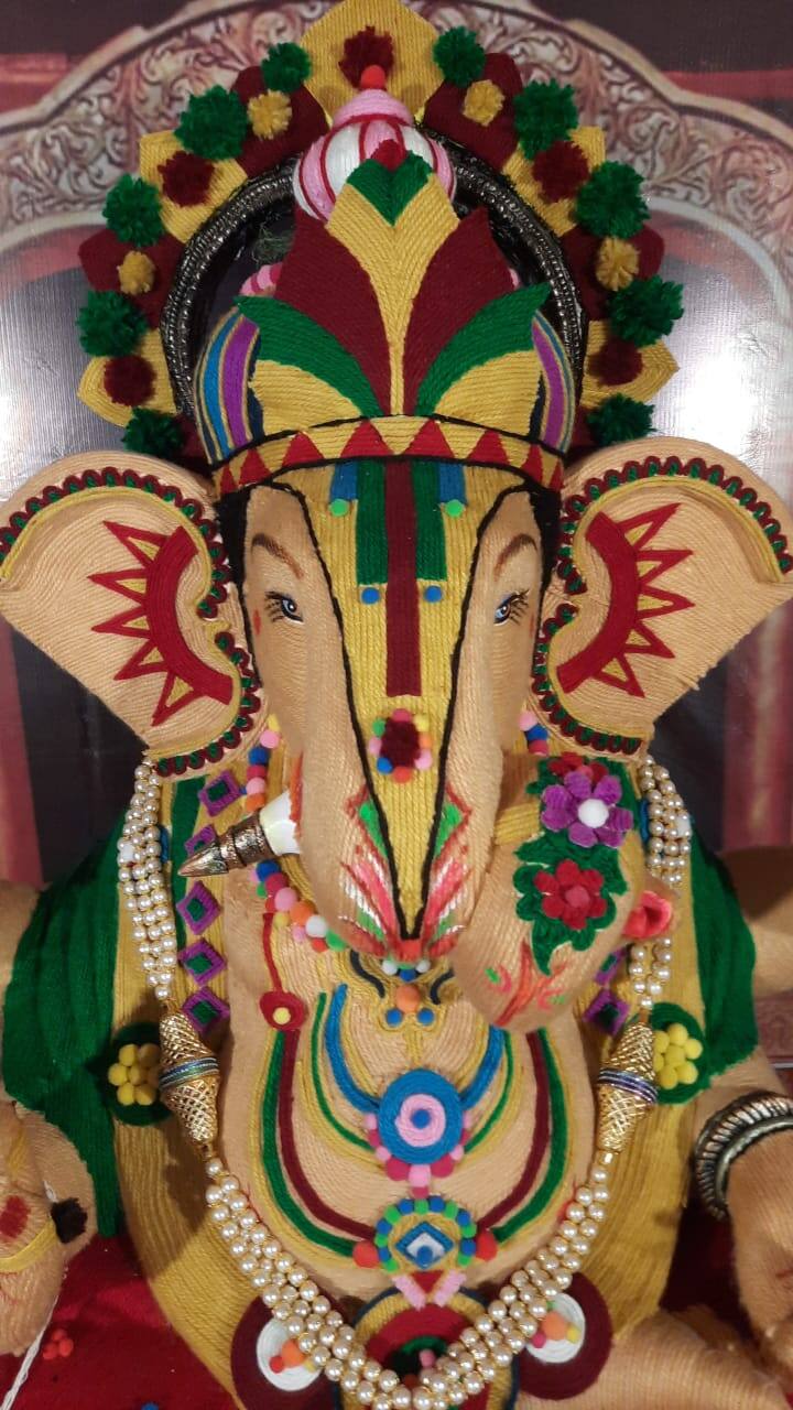 बाप्पाची मुर्ती बनवण्यासाठी 12 रंगाचा वापर करण्यात आला आहे.