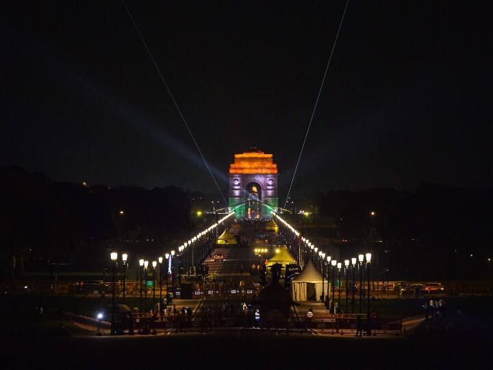 दरअसल, इंडिया गेट से राष्ट्रपति भवन की तरफ जो रास्ता जाता है, उसे पहले राजपथ कहा जाता था लेकिन, अब इसका नाम बदलकर कर्तव्य पथ कर दिया गया है. न सिर्फ राजपथ का नाम बदल रहा है बल्कि राजपथ की पूरी सूरत ही बदल जाएगी. कर्तव्य पथ करीब तीन किलोमीटर लंबा है और इस पर 4,087 पेड़ हैं.