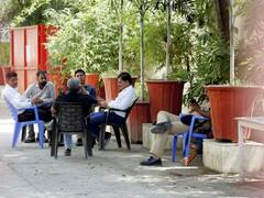 पूरे देश में पॉलिटिकल पार्टियों पर इनकम टैक्स की रेड, मुंबई की झोपड़पट्टियां भी रडार पर