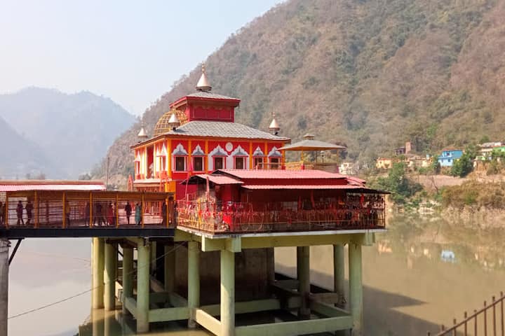 Dhari Devi Temple: हमारे देश प्राचीन और रहस्यमय मंदिरों की कोई कमी नहीं है. कुछ ऐसा ही एक मंदिर उत्तराखंड (Dhari Devi Temple) के श्रीनगर से थोड़ी दूरी पर स्थित है. जहां मां के कई चमत्कार देखने को मिलते हैं. बताया जाता है कि इस मंदिर में मौजूद माता की मूर्ति दिन में तीन बार अपना रूप बदलती हैं. जिसे देखकर हर कोई हैरान हो जाता है.