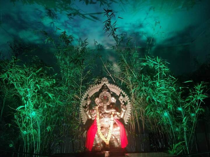 शहरातील लक्ष्मीनगर गणेश उत्सव मंडळ मागिल दहा वर्षांपासून सामाजिक बांधिलकीचा वारसा जपत असून गेल्या नऊ वर्षांपासून धातूद्वारा निर्मिती गणेश मूर्तीची स्थापना या मंडळातर्फे दरवर्षी करण्यात येते. यासोबतच दर्शनाला येणाऱ्या भाविकांना हार, फूल, प्रसाद न आणता वही आणि पेन आणण्याचे आवाहन मंडळातर्फे करण्यात येते.