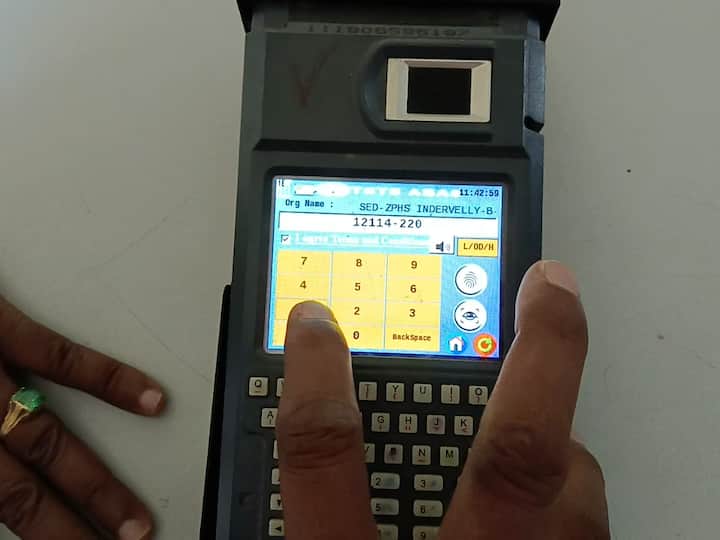 Government School Teachers and Students Facing Problems With Biometric Machines in adilabad ఆదిలాబాద్‌ జిల్లాలో సిగ్నల్ లేక ఇబ్బంది పడుతున్న టీచర్లు!