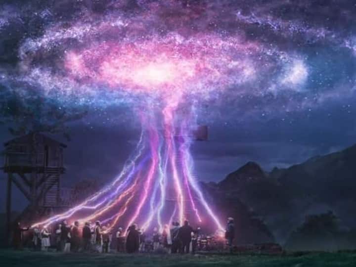 ब्रह्मास्त्र (Brahmastra): ब्रह्मास्त्र एक ऐसा हथियार है जो ब्रह्मांड को नष्ट करने में सक्षम है. इस अस्त्र को सृष्टि को खत्म करने और सभी प्राणियों को परास्त करने में सक्षम माना जाता है. ब्रह्मास्त्र हिंदू धर्म में वर्णित सबसे विनाशकारी, शक्तिशाली हथियार है. ये सभी हथियार भगवान ब्रह्मा द्वारा बनाए गए हैं. इसे परमाणु हथियार से भी खतरनाक माना गया है.