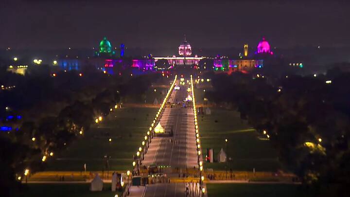 সন্ধের গাঢ় অন্ধকারেও ঝলমলে লেগেছে রাষ্ট্রপতি ভবন থেকে ইন্ডিয়া গেট পর্যন্ত নতুন নামাঙ্কিত কর্তব্য পথ-কে।