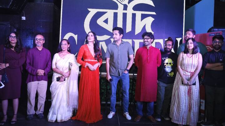 সদ্য মুক্তি পেয়েছে ছবি ট্রেলার। আর সেখানে উঠে এসেছে কিছু প্রশ্ন। মেয়েদের স্বাধীন হওয়া মানেই কি পুরুষের মতো হওয়া? ব্যবসা করলে কি বাঙালির জাত যায়? পুরুষালি এবং মেয়েলি, এই বিশেষণগুলো কে বা কারা ঠিক করে? ইত্যাদি। এই সমস্ত প্রশ্নেরই উত্তর পাওয়া যাবে নতুন ছবিতে।