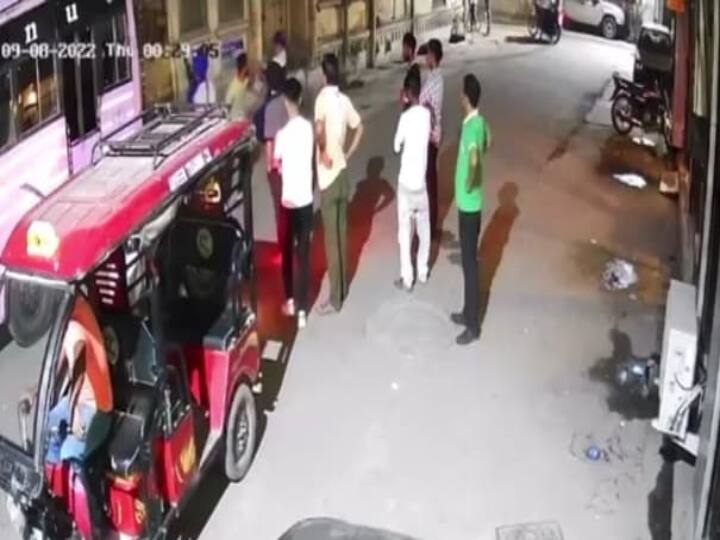 Caught On CCTV Nihang Sikhs Murder Man In Amritsar Over Chewing Tobacco Crime : அமிர்தசரஸ் பொற்கோவில் அருகே கொலை...! சுற்றி நின்று வேடிக்கை பார்த்த மக்கள்..!  வைரல் வீடியோ..!