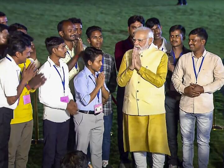 आज के कार्यक्रम के दौरान पीएम मोदी ने कर्तव्य पथ' के पुनर्विकास कार्यों से जुड़े श्रमजीवियों से भी मुलाकात की. पीएम मोदी ने 'श्रमजीवी' से कहा कि वह 26 जनवरी गणतंत्र दिवस परेड के लिए सेंट्रल विस्टा के पुनर्विकास परियोजना पर काम करने वाले सभी लोगों को आमंत्रित करेंगे.