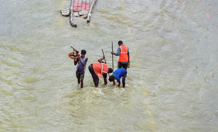 তবে আবহাওয়া দফতর জানিয়েছে, শুধু কর্নাটকই নয়, তামিলনাড়ু, লাক্ষাদ্বীপেও এ বছর অতিবৃষ্টি দেখা গিয়েছে। বেঙ্গালুরুর বানভাসি পরিস্থিতির জন্য সরকারকেই দায়ী করছেন সাধারণ মানুষ।