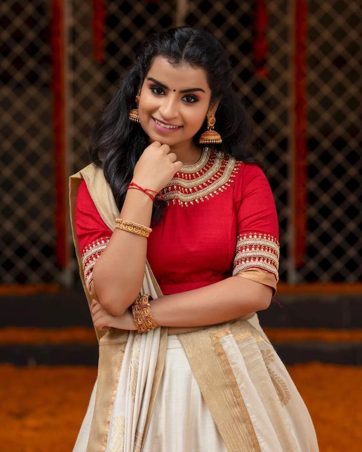 கையில் கையும் வச்சு கண்ணில் கண்ணும் வச்சு