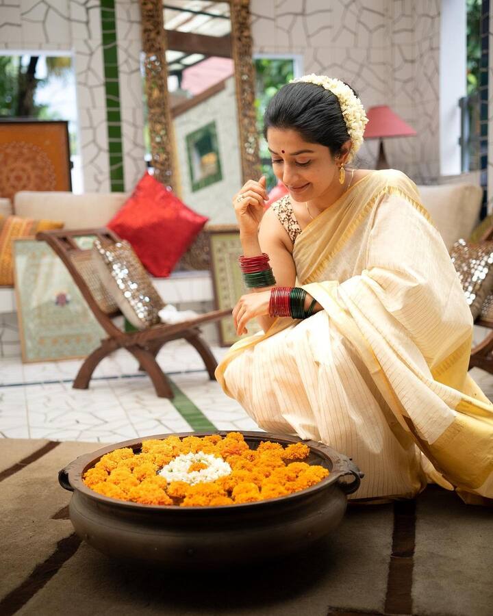 కేరళ చీరలో మెరిపోతున్న మీరా జాస్మిన్.  Image Credit: Meera Jasmin@ Instagram