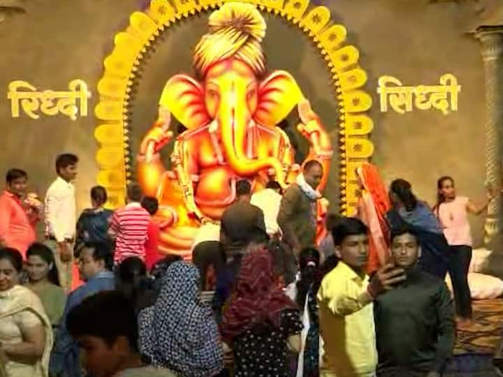 Ganesh Chaturthi 2022 : महाराष्ट्रात सध्या गणेशोत्सवाचा सण मोठ्या उत्साहात साजरा केला जातोय. या निमित्ताने विविध गणेशोत्सव मंडळाने अनोखे संदेश देणारे देखावे साकारले आहेत.