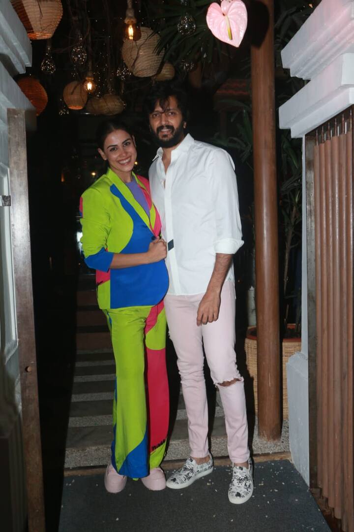 रितेश ने भी सफेद शर्ट और गुलाबी पैंट पहनी थी जबकि जेनेलिया रंगीन पोशाक में थी.