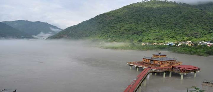 एक पौराणिक कथा के अनुसार, एक बार भीषण बाढ़ से मंदिर बह गया था. साथ ही साथ उसमें मौजूद माता की मूर्ति भी बह गई और वह धारो गांव के पास एक चट्टान से टकराकर रुक गई. कहते हैं कि उस मूर्ति से एक ईश्वरीय आवाज निकली, जिसने गांव वालों को उस जगह पर मूर्ति स्थापित करने का निर्देश दिया. इसके बाद गांव वालों ने मिलकर वहां माता का मंदिर बना दिया. पुजारियों की मानें तो मंदिर में मां धारी की प्रतिमा द्वापर युग से ही स्थापित है.
