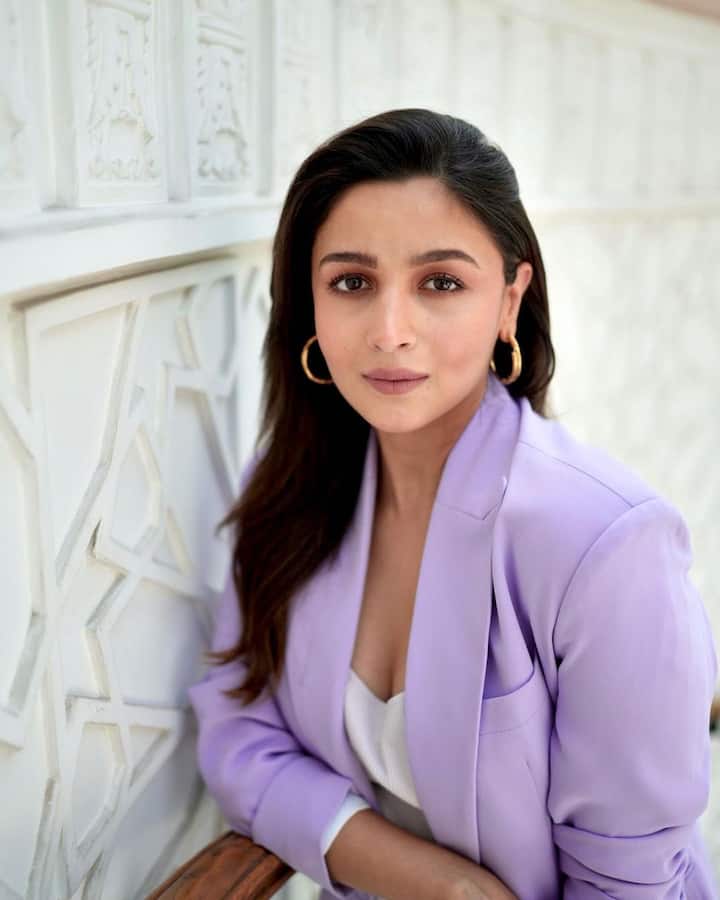 आता लेटेस्ट लूकमध्ये ती जीन्ससोबत लॅव्हेंडर जॅकेटमध्ये दिसत आहे. (फोटो सौजन्य :aliaabhatt/इंस्टाग्राम)
