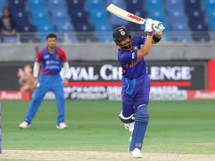 IND vs AFG Virat Kohli hits half-century in 32 balls against Afghanistan Third half-century for Kohli in Asia Cup 2022 IND vs AFG: अफगानिस्तान के खिलाफ कोहली ने बनाया 'विराट' रिकॉर्ड, जड़ा 33वां अर्धशतक, 3500 रन भी किए पूरे