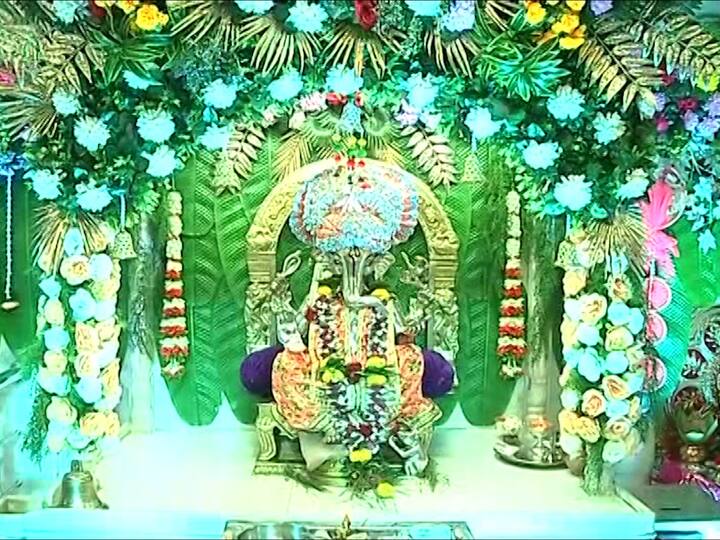 यासोबतच भद्रकाली परिसरातील पगडी गणेशला 11 तोळे सोने आणि 51 किलो चांदीने सजविण्यात आली आहे.