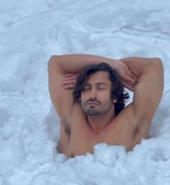 कड़कड़ाती ठंड में बर्फ के अंदर मार्शल आर्ट की ट्रेनिंग करते दिखे Vidyut Jamwal, 'कमांडो' की हिम्मत देख फैंस भी शॉक्ड