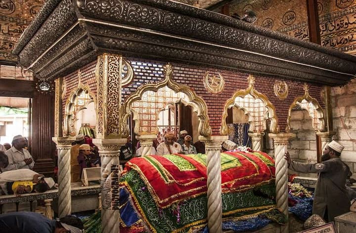 क्या है मान्यता - वहीं मान्यताओं के अनुसार अगर कोई सच्चे मन से यहां मन्नत मांगता है तो उसकी इच्छा जरूर पूरी होती है. ये दरगाह 4500 स्क्वायर मीटर में फैली हुई है. जिसके अंदर स्थित दरगाह जरीदार लाल और हरी चद्दर से ढकी रहती है. वहीं दरगाह के मुख्य हॉल में संगमरमर के स्तंभ बने हुए हैं. इन स्तंभों के 99 जगहों पर अल्लाह नाम भी लिखा गया है.