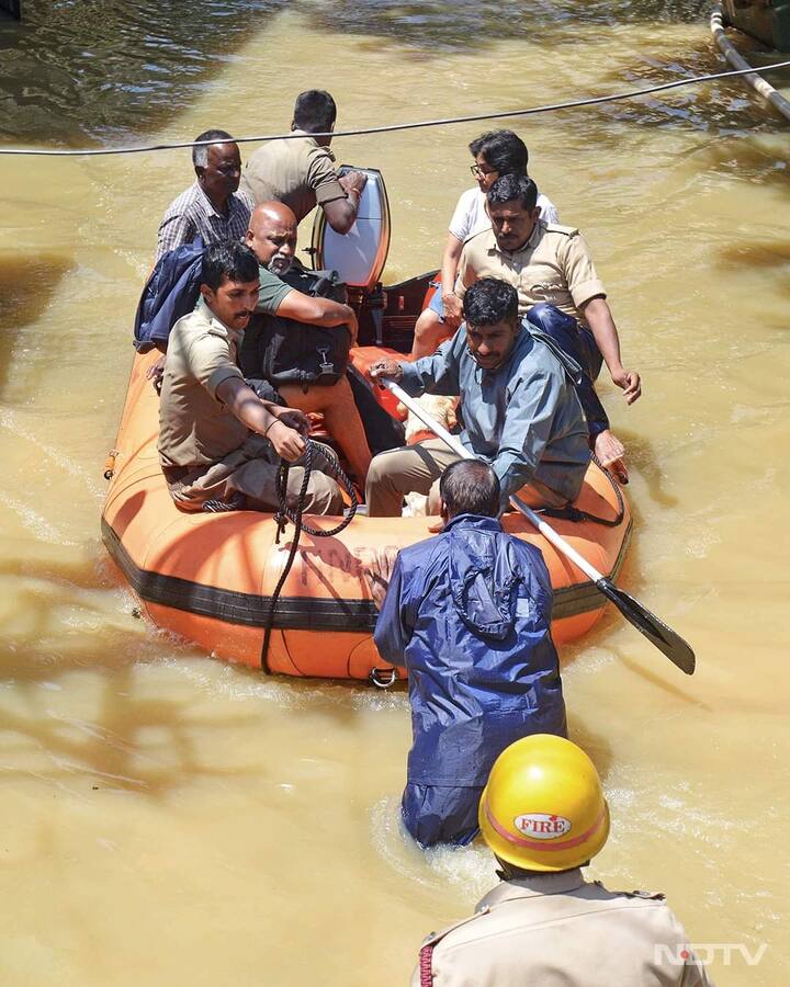 மக்களை மீட்கும் பணியில் மீட்பு படையினர்