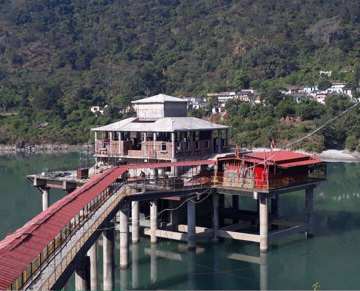 स्थानीय लोगों की मानें तो मां धारी के मंदिर को साल 2013 में तोड़ दिया गया था और उनकी मूर्ति को उनके मूल स्थान से हटा दी गई थी. जिसके बाद राज्य में भयानक बाढ़ आई थी. इसमें हजारों लोग मारे गए थे.