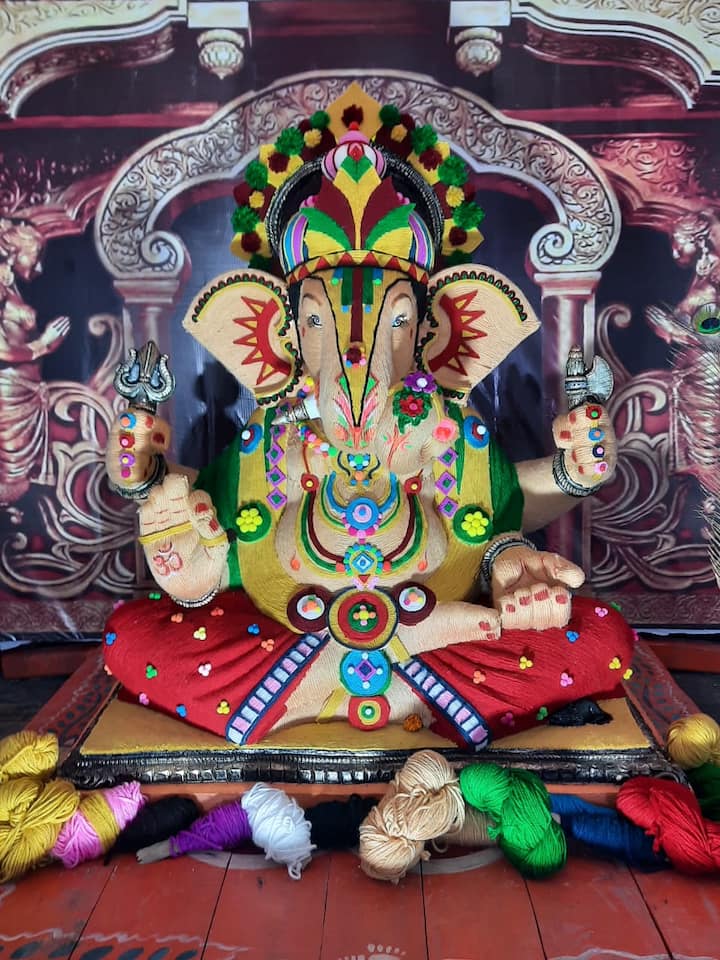 मंडळाचे हे 28 वर्ष असून दरवर्षी बाप्पाची अशीच सुंदर मूर्ती बनविण्याचा मंडळचा प्रयत्न असतो.