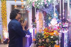 In Pics : मुख्यमंत्री एकनाथ शिंदेंच्या घरी बाप्पाच्या दर्शनाला सेलिब्रिटींची हजेरी; पाहा फोटो