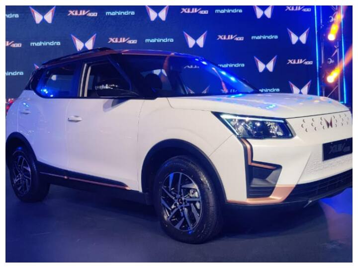 The rear styling gets new wrap around tail-lamps and new tailgate design. The interior gets features like OTA updates, large touchscreen, sunroof, 60 plus connected car tech features, 6 airbags, all around disc brakes and more. The XUV400 gets a 39.4 kW battery pack and has a range of 456km (ARAI) with a claimed 0-100 km/h of 8.3 seconds. Top speed is 150 km/h. (Image: Somnath Chatterjee)