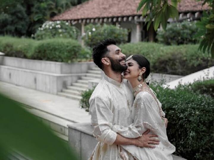 फोटोंमध्ये मौनी पांढऱ्या रंगाचा लेहेंगा परिधान करताना दिसत आहे. मौनीने तिच्या केसांमध्ये गजरा घातला आहे, जो तिच्या लुकमध्ये भर घालत आहे.(फोटो सौजन्य :imouniroy/इंस्टाग्राम)