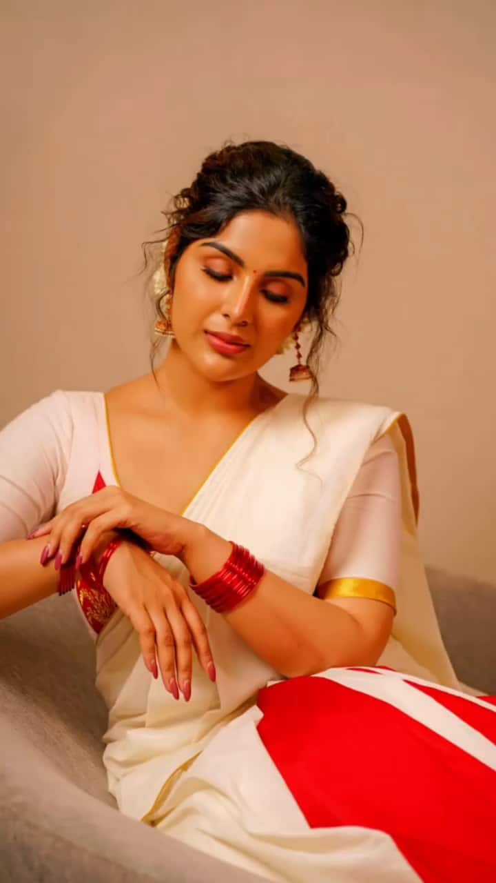 மேகத்தை துடைத்து பெண்ணென்று படைத்து