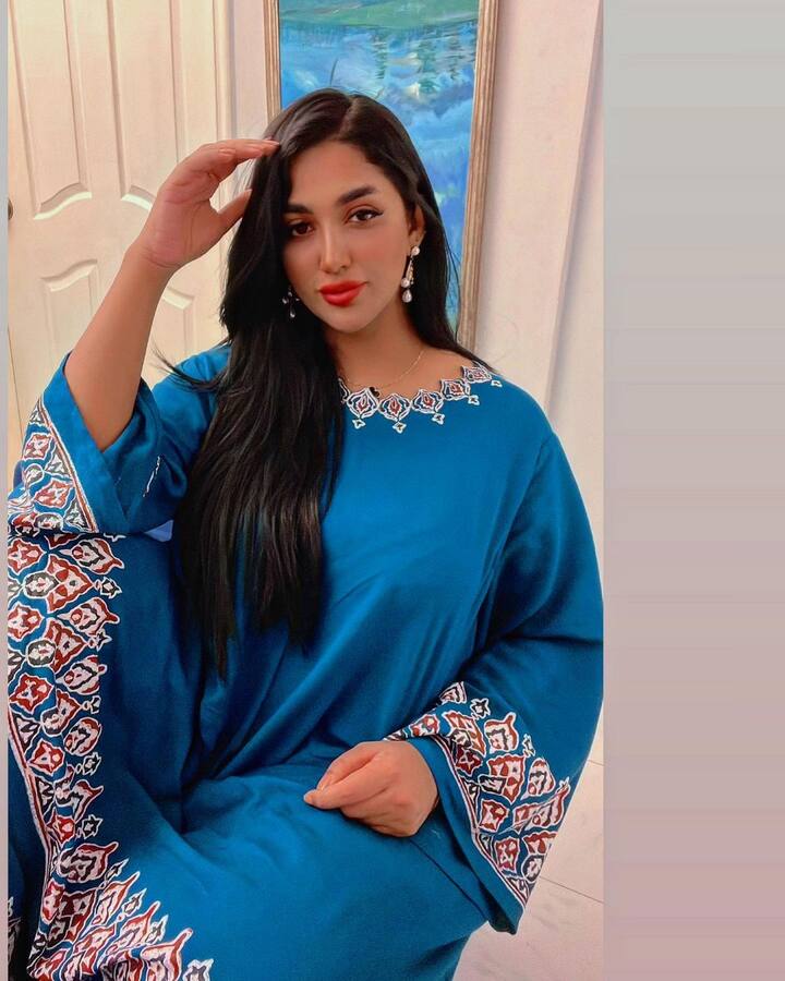 हाल ही में मथिरा ने नीले रंग के सलवार कुर्ते में अपनी कुछ तस्वीरें इंस्टाग्राम पर शेयर कीं. जिसमें मथिरा कमाल की लग रही थीं. मथिरा ने ज्वेलरी के नाम पर बस इयरिंग पहनी हुई थी जो उनके फैंस को काफी पसंद आई.