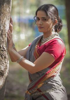 In Pics : भाग्यश्रीचा शृंगार! साडीमध्ये अधिकच खुलुन दिसतंय मराठमोळ्या नटीचं सौंदर्य