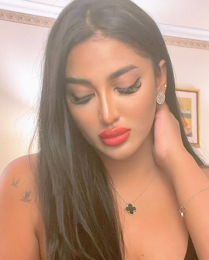 पाकिस्तान की अदाकारा मथिरा अक्सर सोशल मीडिया पर छाई रहती हैं. वह सोशल मीडिया पर आए दिन नए-नए अपडेट्स देती रहती हैं. हाल ही में मथिरा ने अपने इंस्टाग्राम हैंडल से अपनी सेल्फी पोस्ट की हैं. जो इंटरनेट का पारा बढ़ा रही है. फैंस भी मथिरा की सेल्फी को काफी पसंद कर रहे हैं.