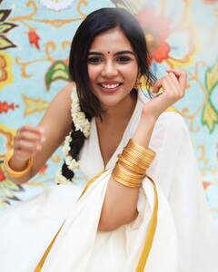 Kalyani Priyadarshan Photos: తెల్లచీరలో కేరళ కుట్టి అదిరింది!