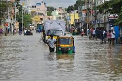 Bengaluru flooded Photos: வெள்ளக்காடாக காட்சியளிக்கும் பெங்களூருவின் புகைப்படங்கள்