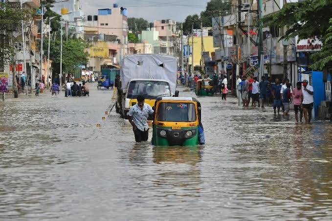 சூறாவளி சுழற்சி காரணமாக கன மழை; தவிக்கும் பெங்களூர்