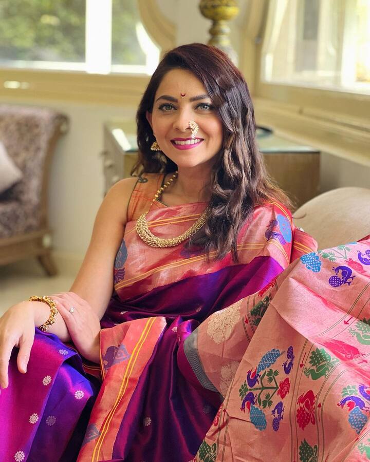 नुकतेच सोनालीनं तिच्या मराठमोळ्या लूकमधील फोटो शेअर केले आहेत.  (Sonalee Kulkarni/instagram)
