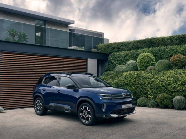 Citroen C5 Aircross मध्ये कंपनीने बरेच अपडेट केले आहेत. यात ग्राहकांना नवीन डिझाइन पाहायला मिळेल. याला कंपनीचा नवीन लोगो देखील देण्यात आला आहे.