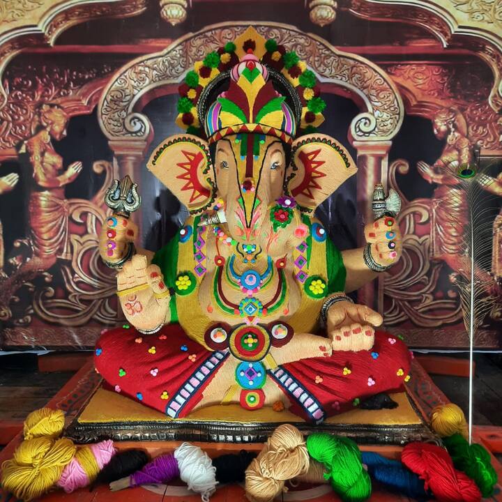 मूर्तीकार स्वप्नील तेलकर यांनी या बाप्पाची मूर्ती साकारली आहे. तेलकर यांनी एक एक धागा जोडून अतिशय आकर्षक मूर्ती बनवली आहे.