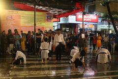 In Pics : 'विद्यार्थ्यांचा राजा' गणेशोत्सव मंडळामध्ये 'दुसरी बाजू' पथनाट्याचं सादरीकरण, पावसाची जोरदार हजेरी