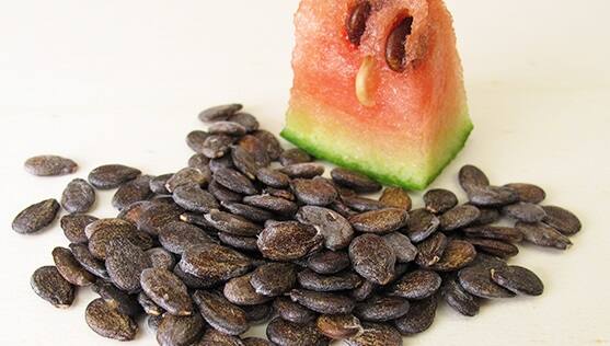 તરબૂચના બીજ- તરબૂચના બીજ હૃદય અને ડાયાબિટીસમાં ફાયદાકારક છે. તરબૂચના બીજ ખાવાથી મેગ્નેશિયમ, પોટેશિયમ, ફોસ્ફરસ અને કોપર જેવા પોષક તત્વો મળે છે.