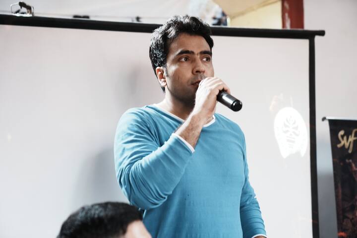 সামনেই মুক্তি পাচ্ছে সোনাদা সিরিজের নতুন ছবি কর্ণসুবর্ণের গুপ্তধন (Karnasubarner Guptodhon) । আর ছবি মুক্তির আগে শিক্ষক দিবসে পড়ুয়াদের মাঝে আবির ।