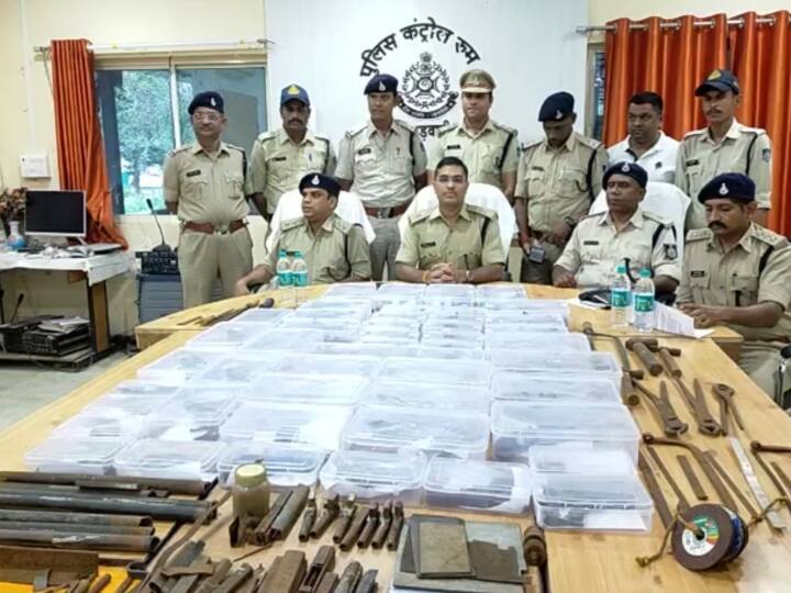 Barwani police action arrested accused including 51 illegal weapons in mp ann Barwani News: बड़वानी पुलिस की बड़ी कार्रवाई, 51 अवैध हथियार सहित तीन आरोपी गिरफ्तार