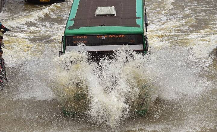 Bengaluru Waterlogged: এখনই অতিবৃষ্টি থেকে মুক্তি নেই বলে জানিয়েছে আবহাওয়া দফতর।