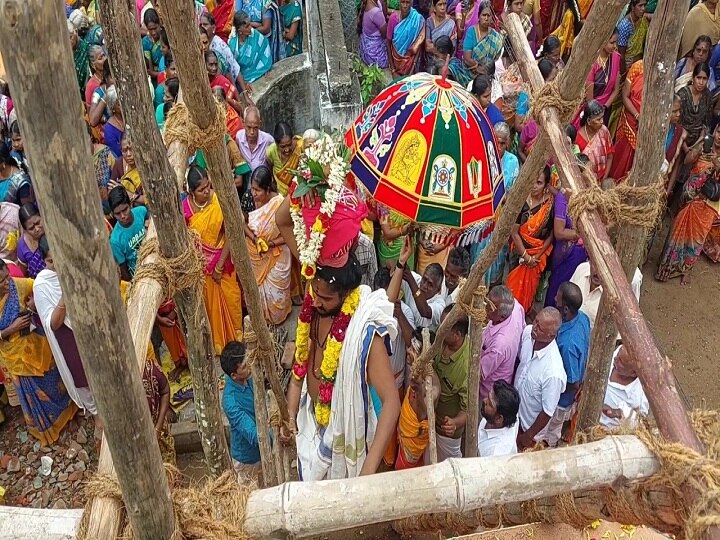 இருள் சூழ்ந்த மேகங்களுக்கிடையே  காவேரி அம்மன் குடமுழுக்கு விழா - ஆயிரக்கணக்கான  பக்தர்கள் சாமி தரிசனம்