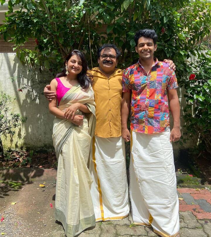 మొత్తానికి ‘దృశ్యం 2’ కూడా ఈ ఏడాది ప్రేక్షకుల ముందుకు వచ్చింది. ఓటీటీలో విడుదలైన తెలుగు ‘దృశ్యం 2’కు మంచి రేటింగ్ వచ్చింది. ఈ నేపథ్యంలో ఎస్తేర్ తెలుగు ప్రేక్షకుల దృష్టిలో పడింది. Photo@_estheranil/instagram