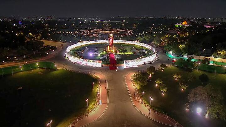 তার পর রাজপথ থেকে কর্তব্যপথ নামকরণ উপলক্ষ্যে বেশ কিছু বার্তা দেন দেশবাসীকে। কেন বদলাল নাম, বার্তায় সেই ব্যাখ্যাও দেন তিনি।