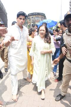 मां के साथ गणपति बप्पा के दर्शन करने लालबाग पहुंचे Sidharth Malhotra, फैंस बोले- Kiara Advani कहां हैं...'