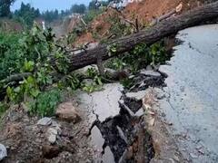 नेशनल हाइवे 39 पर सड़क धंसने से हुआ बड़ा गड्ढा, सिंगरौली सीधी रोड पर कई किमी तक लगा रहा जाम